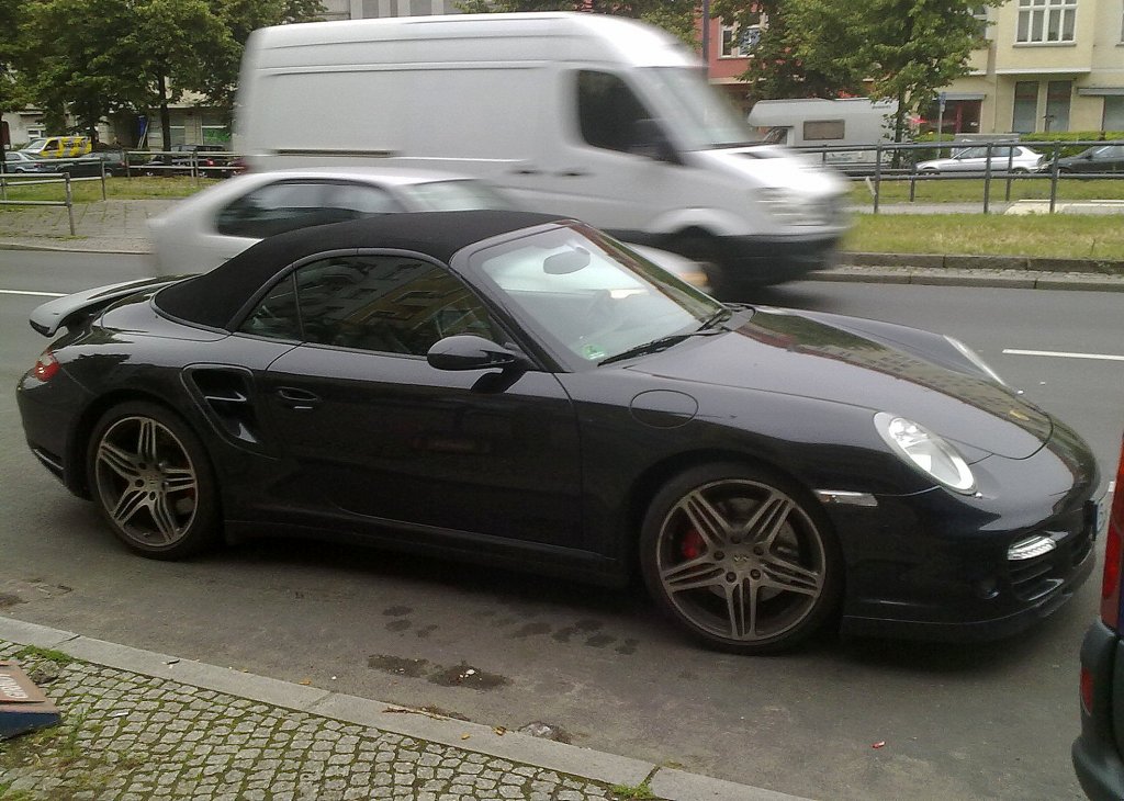 Eine echte Rennmaschine, der Porsche 911 Turbo Cabriolet (2009) mit einer Motorleistung von 378 kW (500 PS), sieht man nicht alle Tage, auch nicht in Berlin, 21.06.12 Berlin-Pankow.