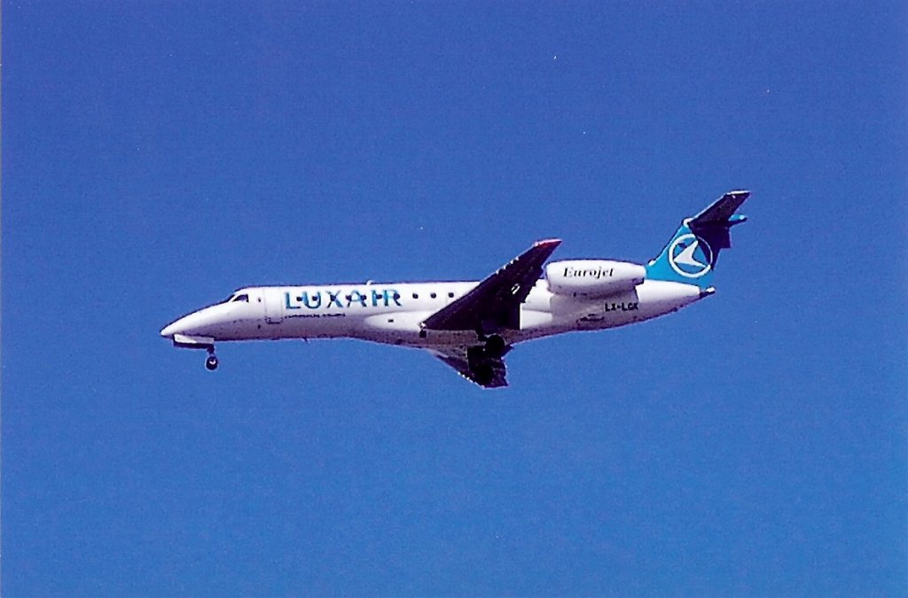 Eine Embraer ERJ-135LR Eurojet (LX-LGK) der Luxair beim Landeanflug zum Flughafen Berlin-Tegel ber Berlin Pankow am 30.06.08