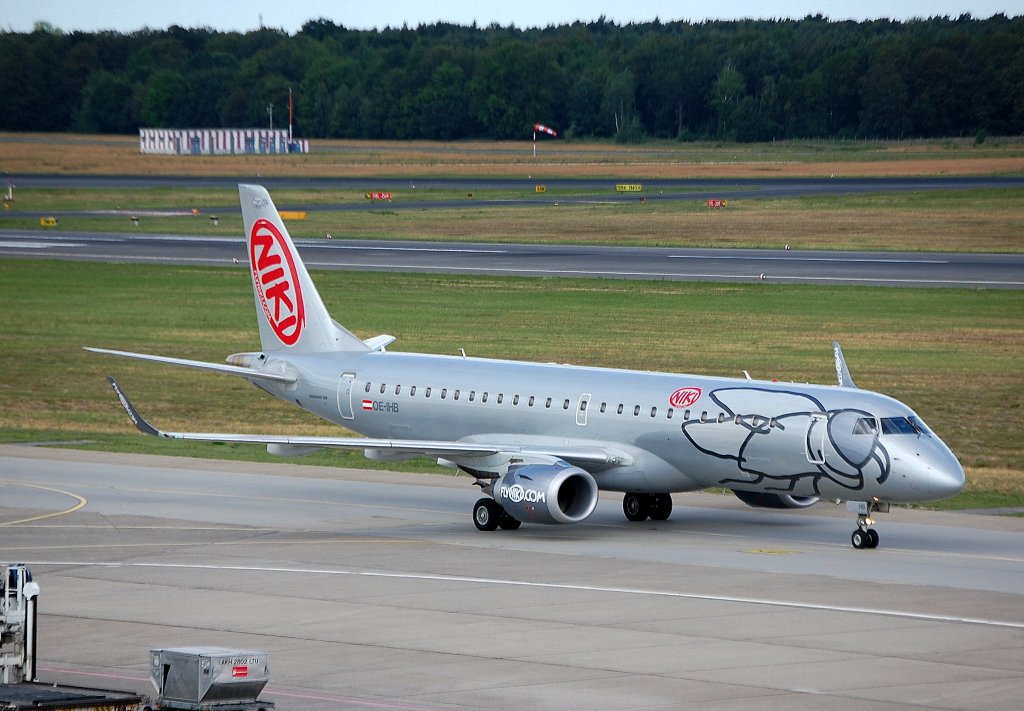 Eine Embraer ERJ-190-100LR (OE-IHB) von Niki auf dem Weg zur Parkposition Flughafen Berlin-Tegel am 23.06.12