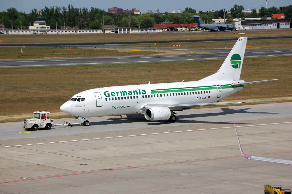 Eine Germania Boeing 737-3M8 (D-AGEK) wird gerade zum Hangar auf dem Flughafen Berlin-Tegel geschleppt, 09.05.09 