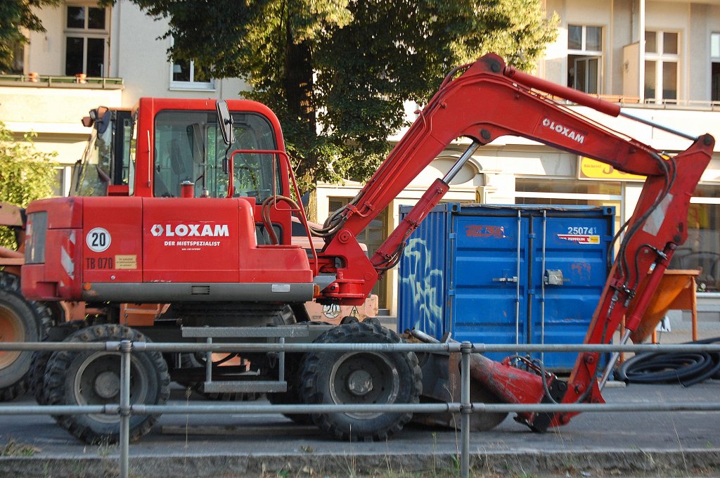 Eine LOXAM-Leasingbaumaschine, ein kleiner TAKEUCHI TB 070 Mobilbagger, Vinetastr. Berlin-Pankow 19.07.10