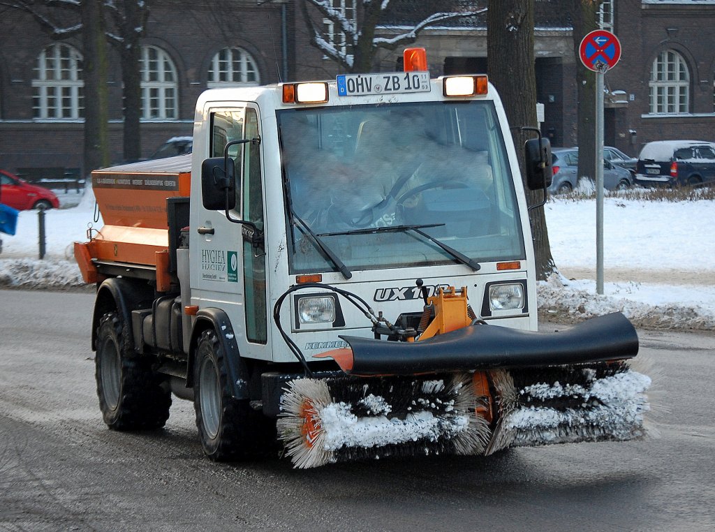 Eine realtiv neue Sparte sind die bei UNIMOG produzierten Kommunalfahrzeuge, hier ein UX 100 im Schneerumdienst eingesetzt von der Fa.HYGIEA, 04.12.10 Berlin-Pankow.