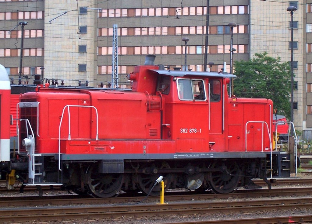 Eine von einer Reihe in Berlin-Lichtenberg ttigen Rangierlokomotiven, der BR 362 + 363 ist 362 878-1, Sommer 2007 Bhf. Berlin-Lichtenberg.  