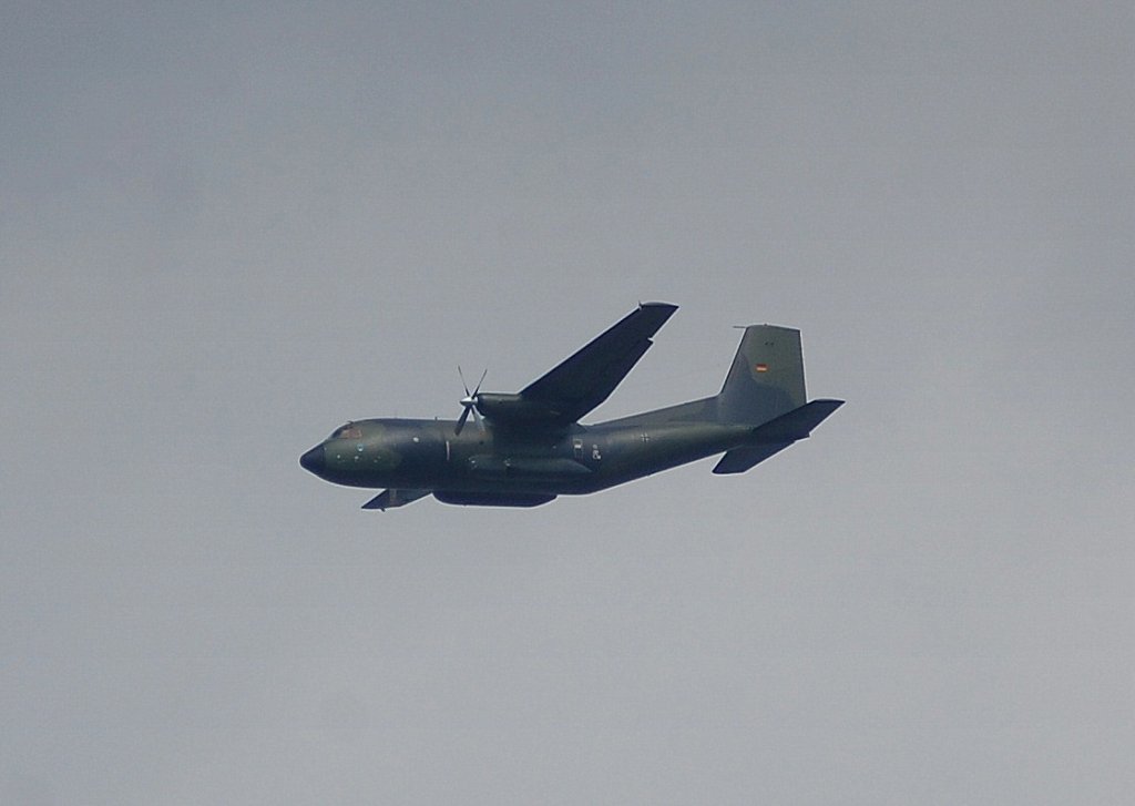 Eine Transall C-160D der deutschen Luftwaffe beim Landdeanflug Flughafen Berlin Tegel am 25.04.13 ber Berlin-Pankow.