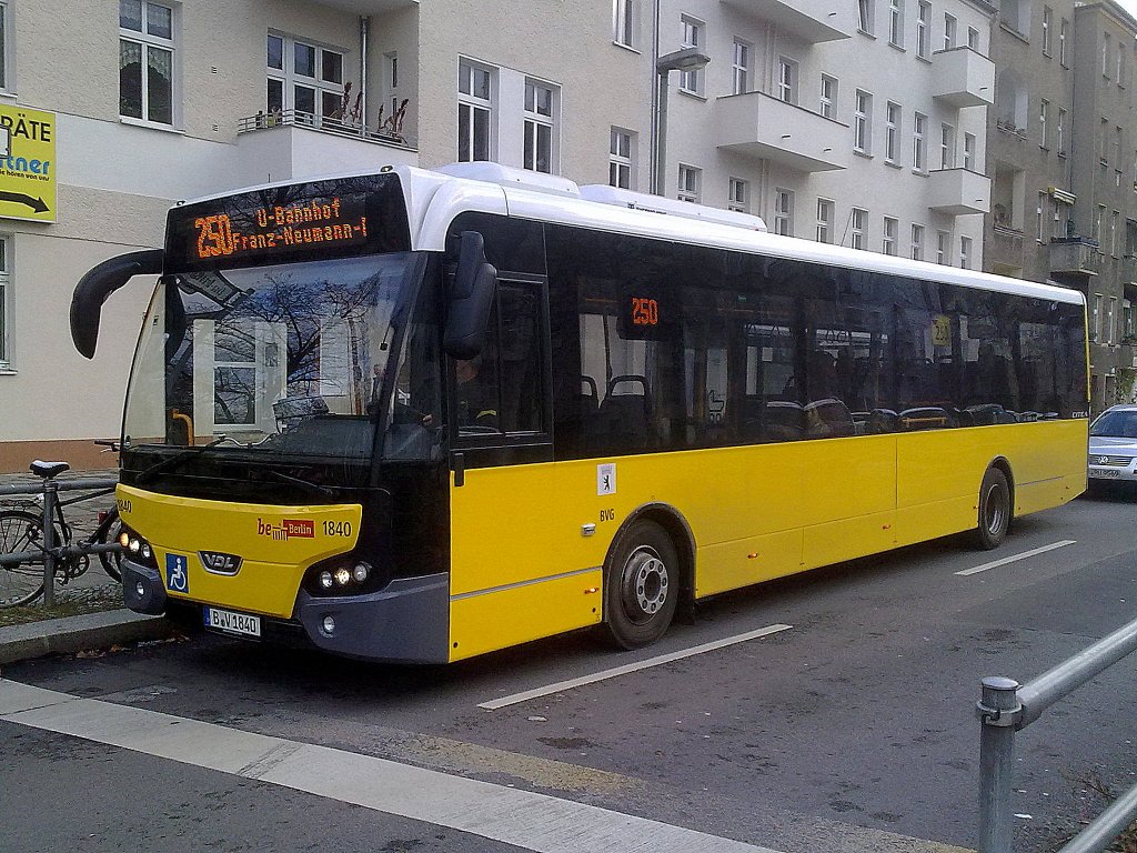 Einer von zwei in diesem Jahr (2012) zu Testzwecken im Einsatz befindlichen Leichtbaubusse (Eindecker) vom Hersteller van der Leegte (VDL) mit der Typen- Bezeichnung VDL Citea EN12 bei den Berliner Verkehrbetrieben BVG (Nr.1840) auf der Linie 250 in Berlin-Pankow, 03.12.12