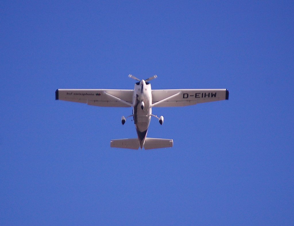 Einmotorige Cessna TU206G Turbo Stationr registriert mit D-EIHW beim Flug ber dem Bhf. Flughafen Berlin-Schnefeld am 07.11.09