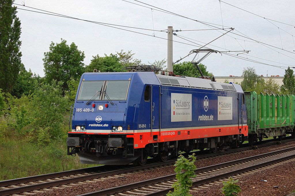 Endlich auch abgelichtet, die erst am 10.12.12 zugelassenen neue Raildox Lok 185 409-0 (91 80 6185 409-0 D-RDX) in sehr geflligen Farbkleid mit Leerzug Rungenwagen fr Holztransporte Richtung Blankenburg, 14.05.13 Berlin-Pankow.