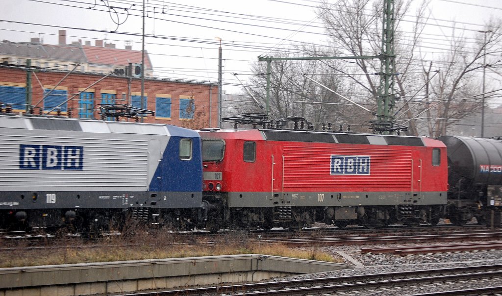 Erstaunlicherweise immer noch in Rot, RBH 107 (91 80 6143 063-6 D-RBH) hinter der RBH 119 gezogen von RBH 235 185 002-3 am 26.01.11 Berlin-Westhafen.