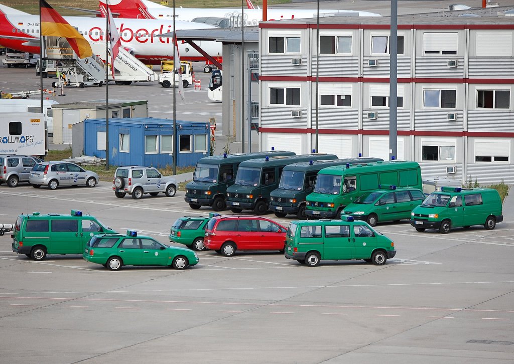 Fahrzeugpark der Bundespolizei direkt auf dem Flughafen Berlin-Tegel, 31.07.09