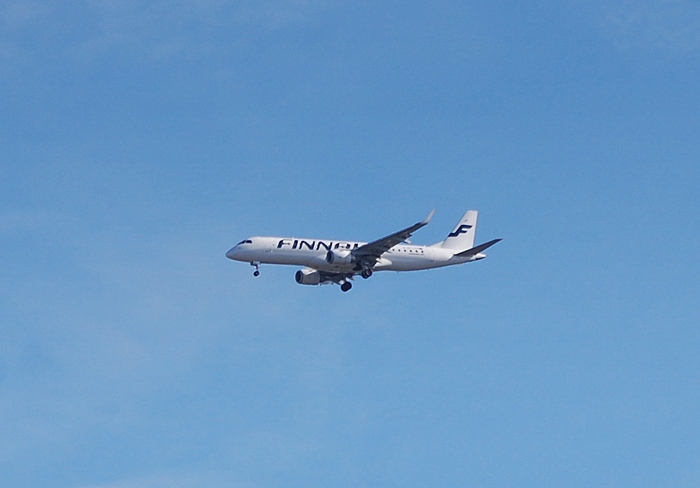 Finnair mit einer Embraer ERJ-190-100LR beim Landeanflug Flughafen Berlin-Tegel am 23.07.12 ber Berlin-Pankow.