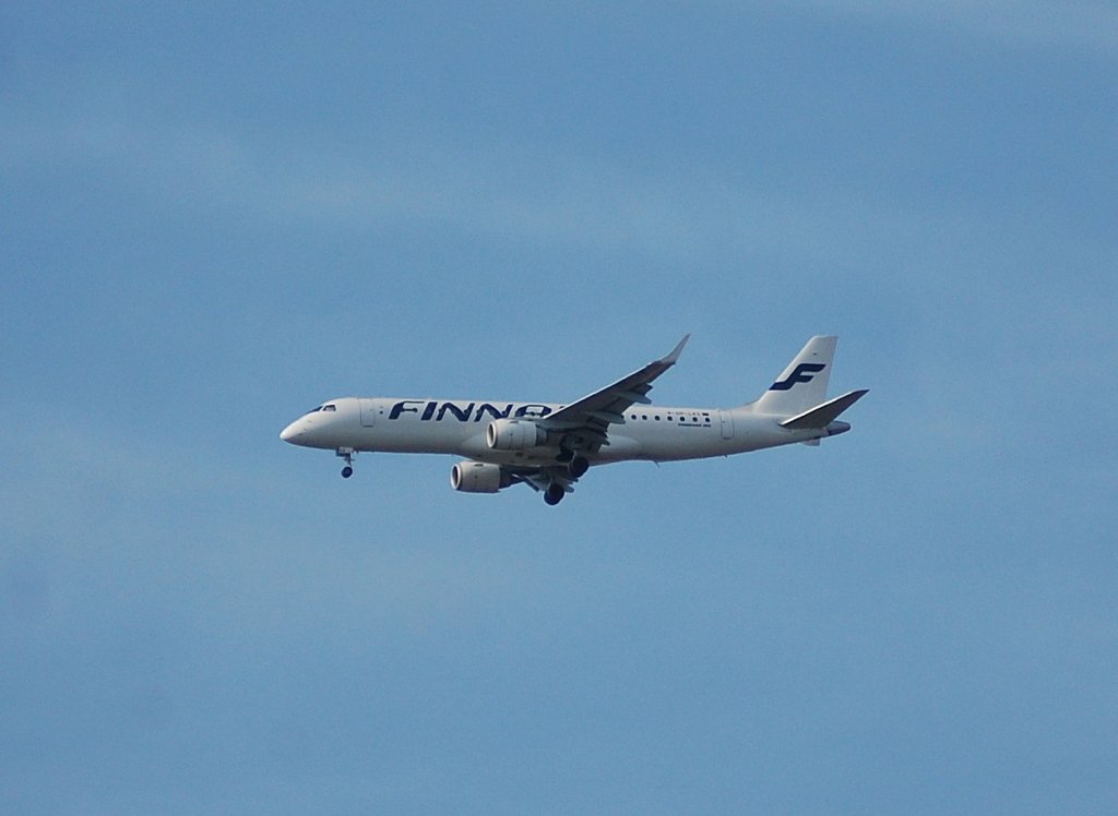 Finnair mit Embraer ERJ-190-100LR (OH-LKI) beim Landeanflug Flughafen Berlin-Tegel am 05.05.13 ber Berlin-Pankow.