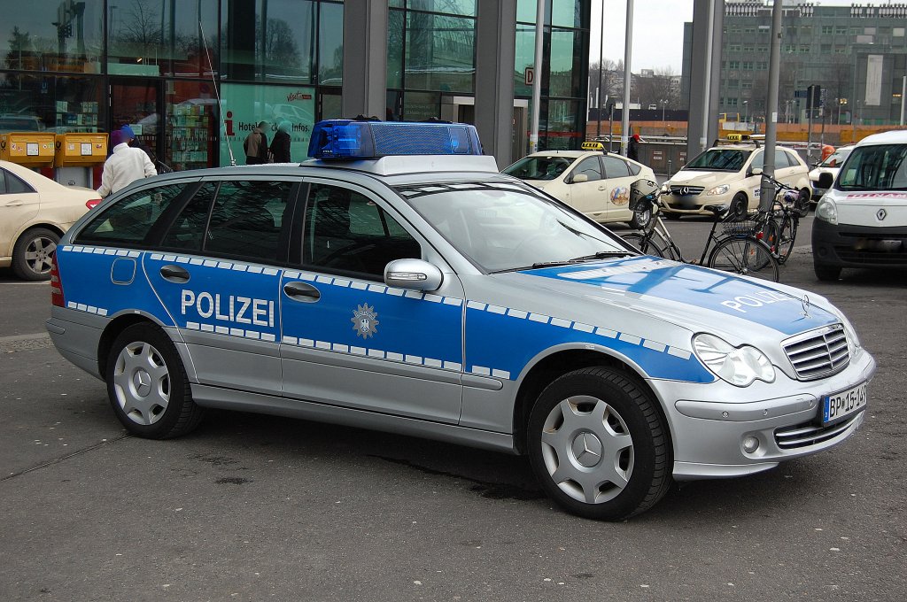 Fhrungs- und Streifenwagen der Bundspolizei, ein Mercedes-Benz (S203) C 200 CDI Kombi am Berliner Hbf., 11.02.13
