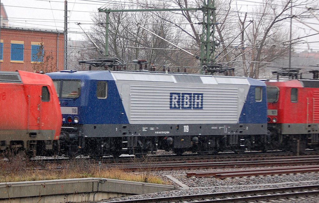 Ganz neu im RBH 143r Bestand, die RBH 119 (91 80 6143 571-87 D-RBH) gezogen am 26.01.11 von RBH 235 185 002-3. 