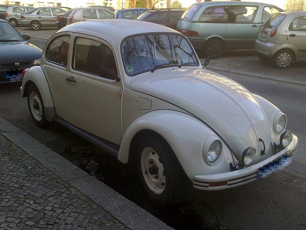 Gepflegter VW Kfer in wei(ich denke mal original lteres Modell wage aber keine genaue Typzuordnung da sich Kfer sehr gleichen), 27.02.12 Berlin-Pankow.