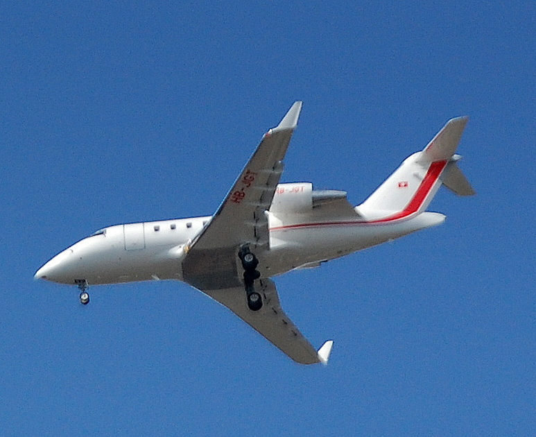 Geschftsreisejet der Scintila AG aus der Schweiz, eine Canadair Challenger 605 (HB-JGT) am 23.07.08 beim Landeanflug Flughafen Berlin-Tegel ber Berlin-Pankow.