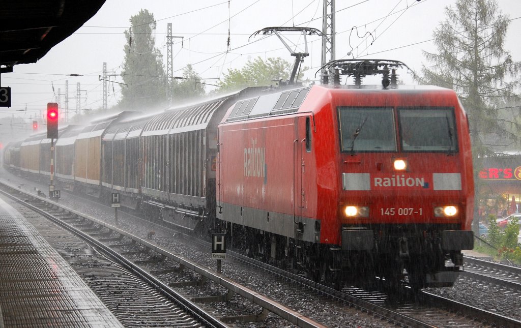 Gewitter ber Berlin, bei sinflutartigem Regen fhrt 140 007-1 mit Ganzzug SChiebewandwagen Richtung Innenstadt, 28.05.13 Berlin-Karow.