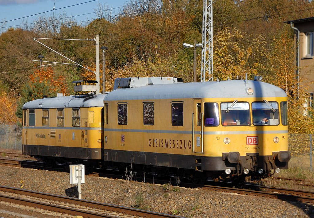 GLEISMESSZUG der DB Netz Instandsetzung mit 726 004-5 + 725 004-6 beim Kurzhalt auf dem Ausweichgleis Berlin-Blankenburg, 25.10.10