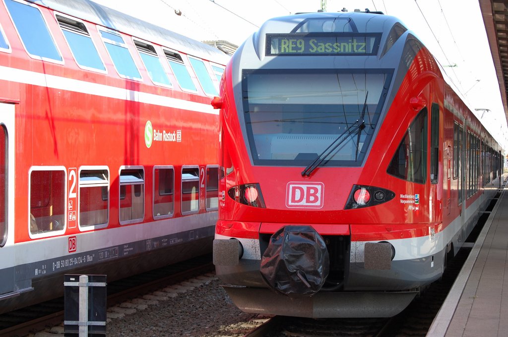 Hanse-Express RE9 Richtung Sassnitz mit den neuen FLIRT-Triebzgen der DB REGIO AG Region Nordost Rostock, im Bild 94 80 0427 005-4 D-DB am 07.06.08 im Hbf. Rostock.