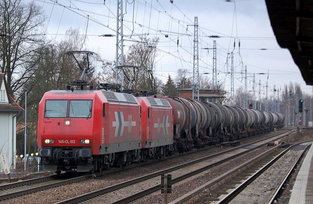 HGK 2002/145-CL 012 (91 80 6145 090-7 D-HGK) + HGK 2001/145-CL 011 (91 80 6145 089-9 D-HGK) als Doppeltraktion mit Kesselwagenzug Richtung Bernau, 24.02.12 Berlin-Karow.