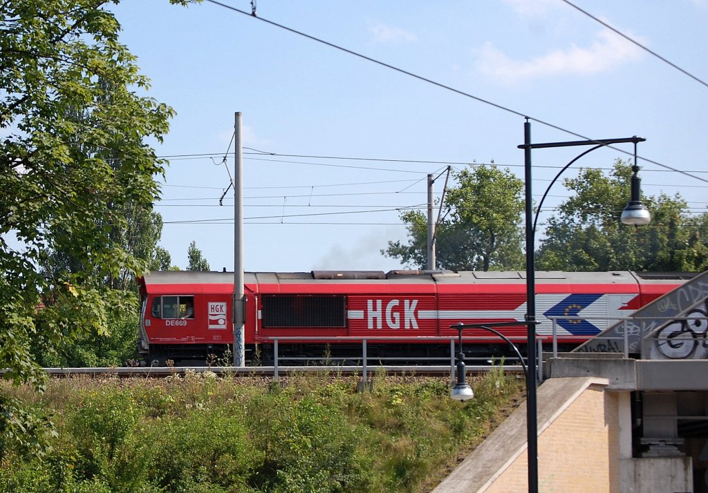 HGK DE669 (92 80 1266 069-4 D-HGK) mit Kesselwagenzug bei der berfahrt Brcke Berliner Str. in Berlin-Pankow am 27.07.12