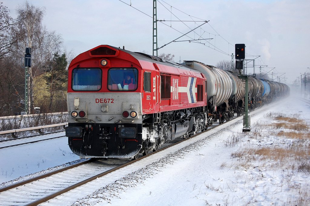 HGK DE672 (266 072-8) mit Kesselwagenzug bei der Durchfahrt im Bhf. Berlin-Jungfernheide Richtung Spandau, 12.12.12