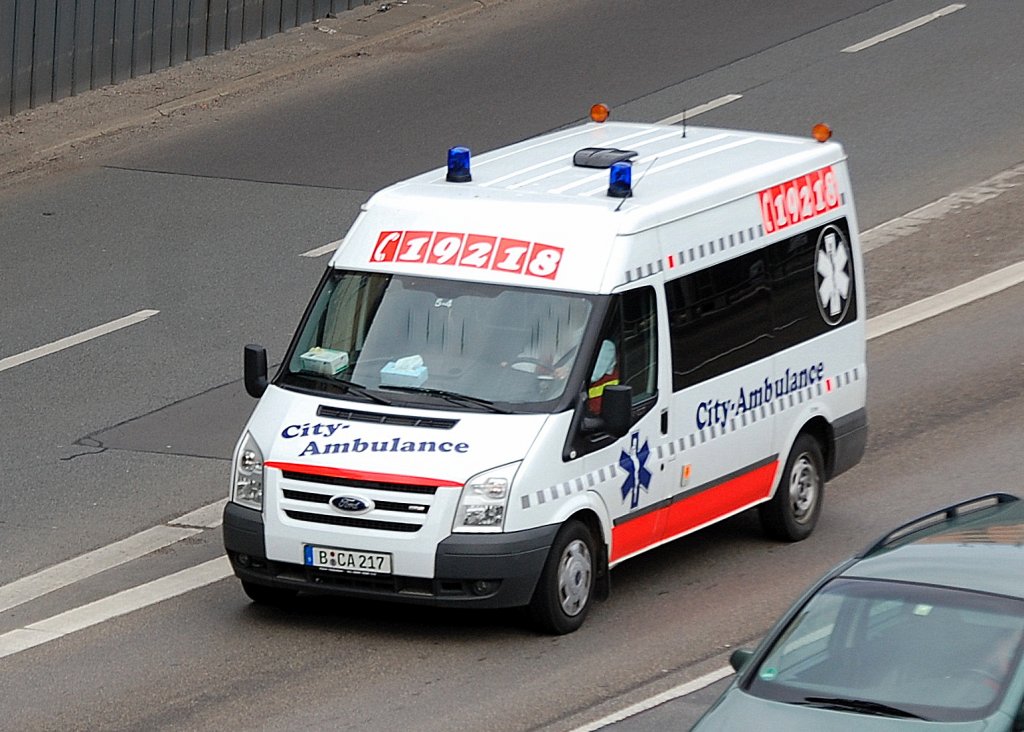 Hier ein greres Ford Transit Krankentransportfahrzeug der Fa. City-Ambulance aus Berlin, 31.03.10 Berliner Stadtautobahn Hhe Kaiserdamm. 