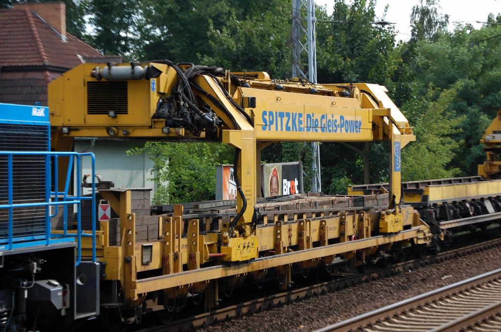 Hier ein Teil des Gleisbau-Umbauzuges  HEINRICH DER STARKE  UM-S 2001 der SLG Spitzke Logistik GmbH mit der Nr. 97 27 02 502 17-0 (Matisa, Bj.2001),dieses Teil gehrt zum Schwellenhandling, 25.07.08 Berlin-Karow. 