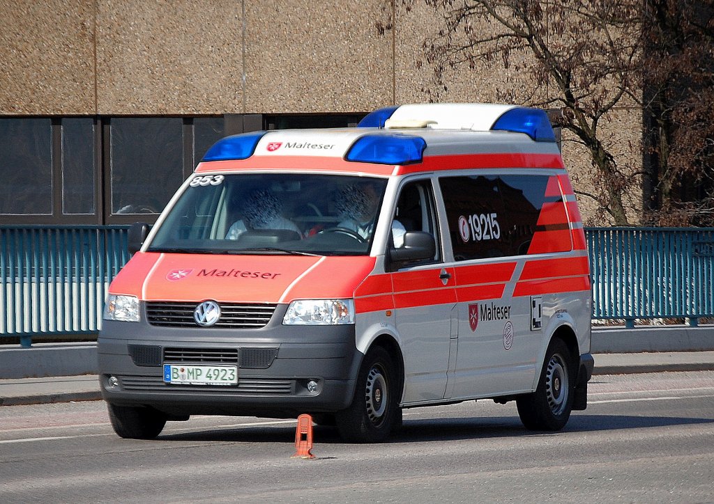Hier ein VW Krankentransporter aus der Fahrzeugflotte der Malteser aus Berlin, 22.03.10 Berlin-Moabit.