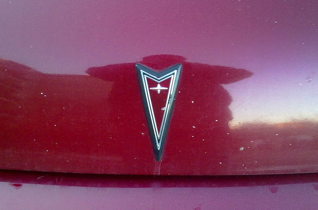 Hier das klassische Logo vom US-amerikanischen Fahrzeughersteller Pontiac (Fronthaube eines Trans Sport Van), 12.12.12