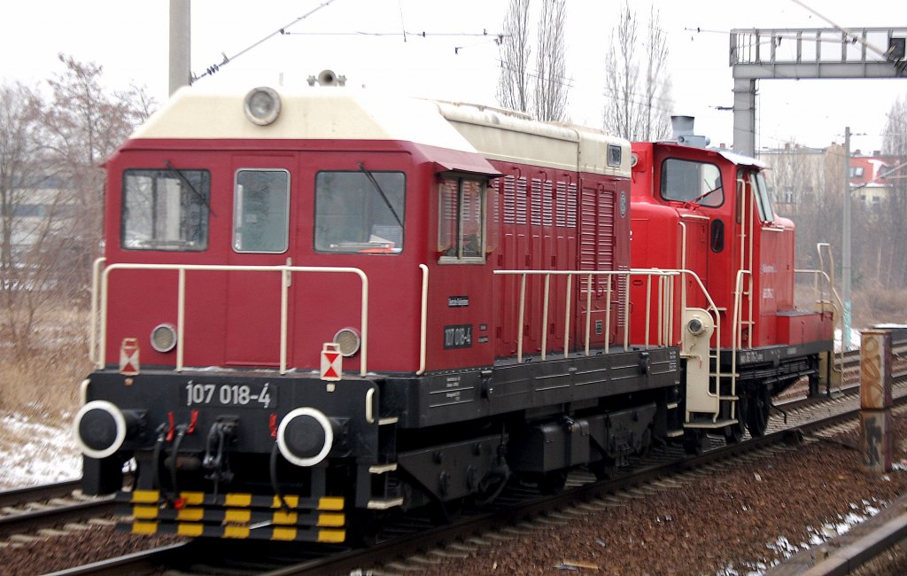 Hier der kleine Lokzug von hinten mit der schnen alten tschechischen Diesellok V75 107 018-4 (98 80 3107 018-4 D-RPRS, CKD Bj.1962) gezogen von 363 170-2 (98 80 3363 170-2 D-RPRS) am 14.02.12 Richtung Bornholmer Str., Berlin-Pankow.