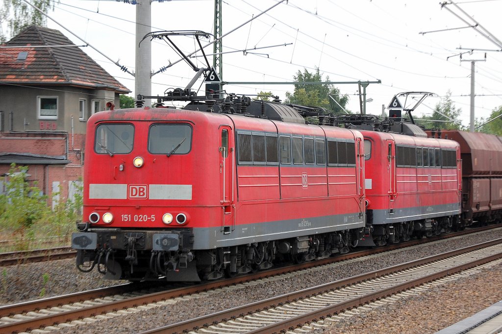 Hier noch mal in Nahaufnahme, Doppeltraktion 151 020-5 + 151 002-3 unterwegs mit Ganzzug Selbstentladewagen, 11.08.10 Berlin-Blankenburg.