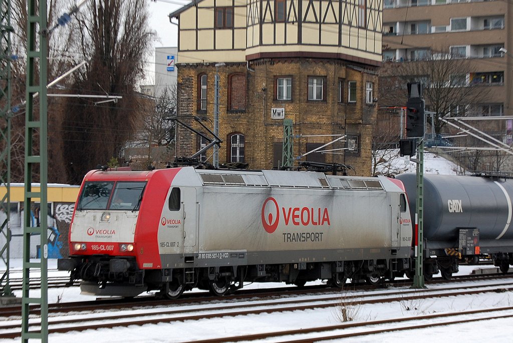Hier noch mit Veolia Transport Logo unterwegs, Alpha Trains Leasinglok 185-CL 007 (91 80 6185 507-1 D-VCD, Bj.2001) mit Ganzzug Kesselwagen Richtung Berlin Wedding bei der Durchfahrt Gbf. Berlin-Moabit, 22.02.10
