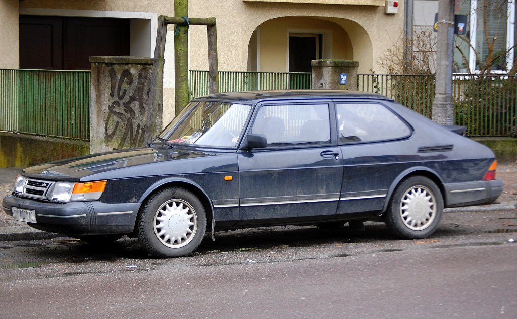 Hier der Saab 900 Coup in schwarz, 14.03.10 Berlin-Pankow.