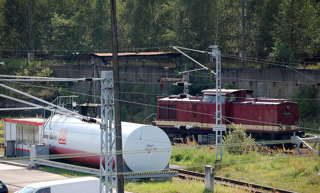 Hinter dem Dieseltank des RLCW in Elstal stand die WFL Lok 24/202 483-4 (98 80 3202 483-4 D-WFL, LEW Bj.1972) abgestellt, 10.09.12 