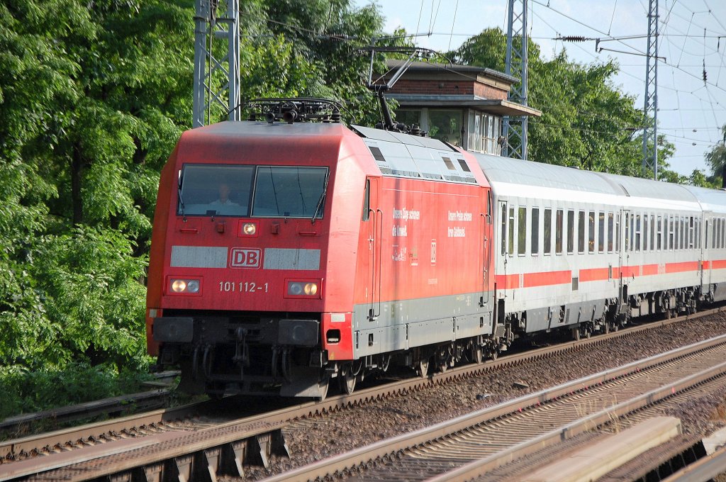 IC 2157 (Stralsund) mit 101 112-1 Richtung Bernau, 30.06.10 Berlin-Karow. 