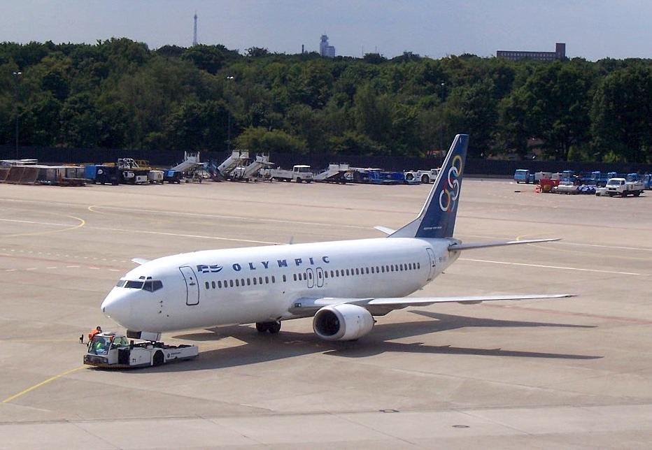 Im Frhjahr 2006 wird diese Olympic Airlines Boeing 737-484 (SX-?) in die Abfahrtposition geschoben am Flughafen Berlin-Tegel.