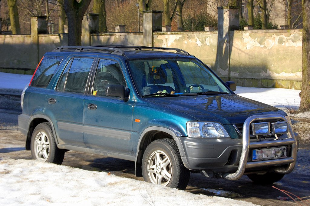 In dieser Version schon etwas ansehlicher, ein Honda CR-V SUV am 25.02.10 Berlin-Buch.