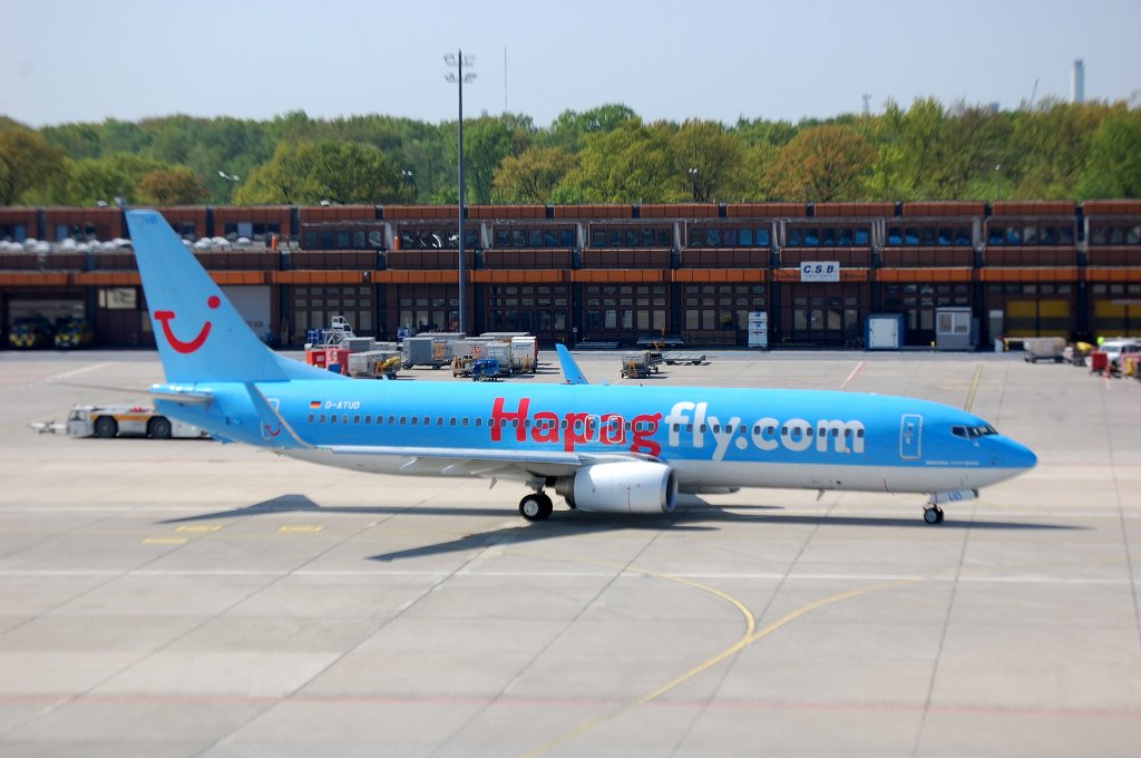 Inzwischen heibegehrtes Bildobjekt mit dem TUIfly HARIBO GOLDBREN Motiv, hier noch im Einheitsblau der Hapagfly-Flotte, die Boeing 737-8K5 (D-ATUD) am 25.04.09 Flughafen Berlin-Tegel.