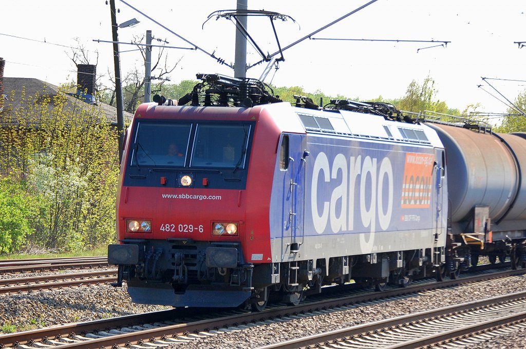 Jetzt also auch im Kesselwagengeschft nach Schwedt unterwegs, die Re 482 029-6 von LOCON angemietet am 20.04.11 Berlin-Blankenburg.