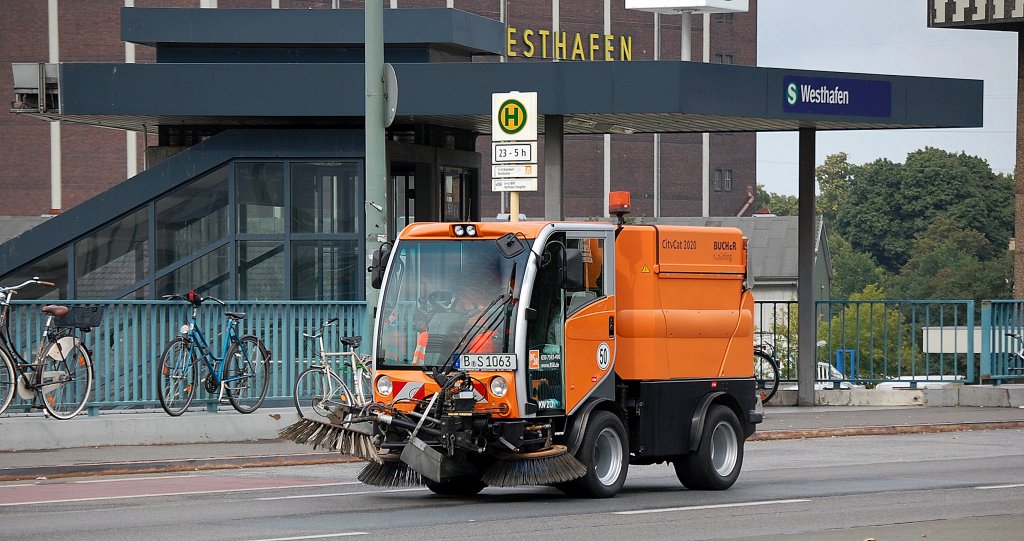 Kehrfahrzeug BUCHER schrling CityCat 2020 der Berliner Stadtreinigung, 05.09.12 Berlin-Putlitzbrcke.