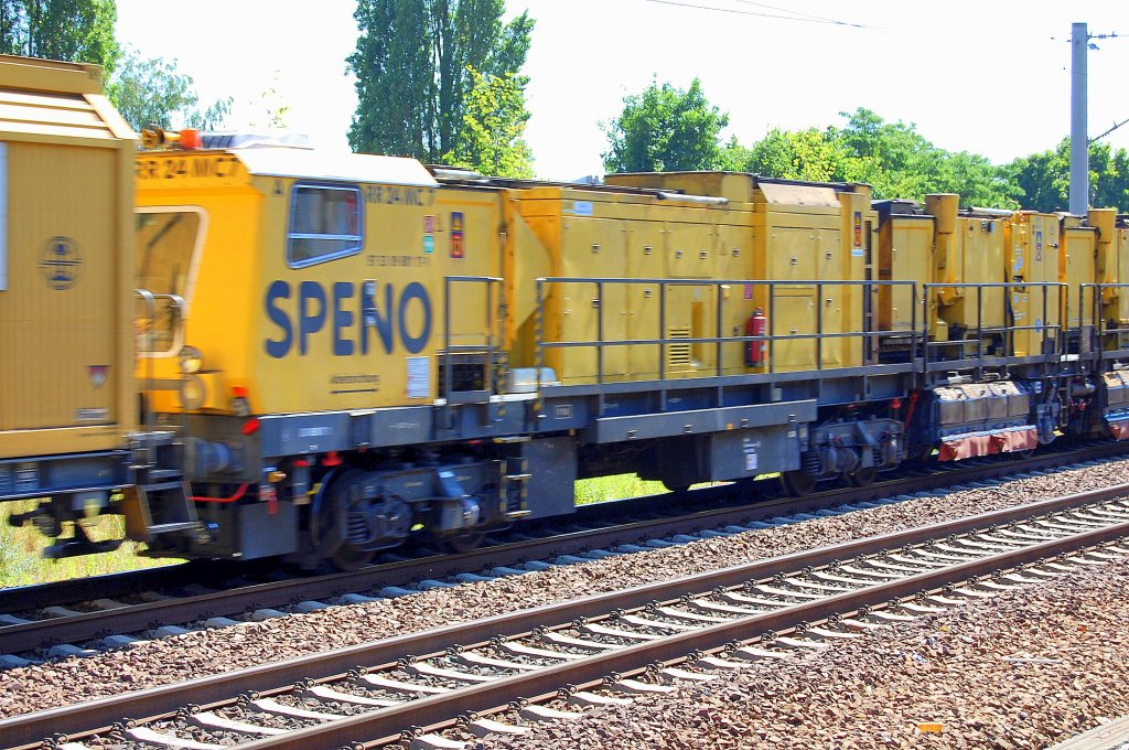 Leider nicht scharf im Bild der vordere Teil der SPENO Schiennenschleifmaschine (Triebkopf) RR 24 MC7, 27.06.10 Berlin-Pankow.