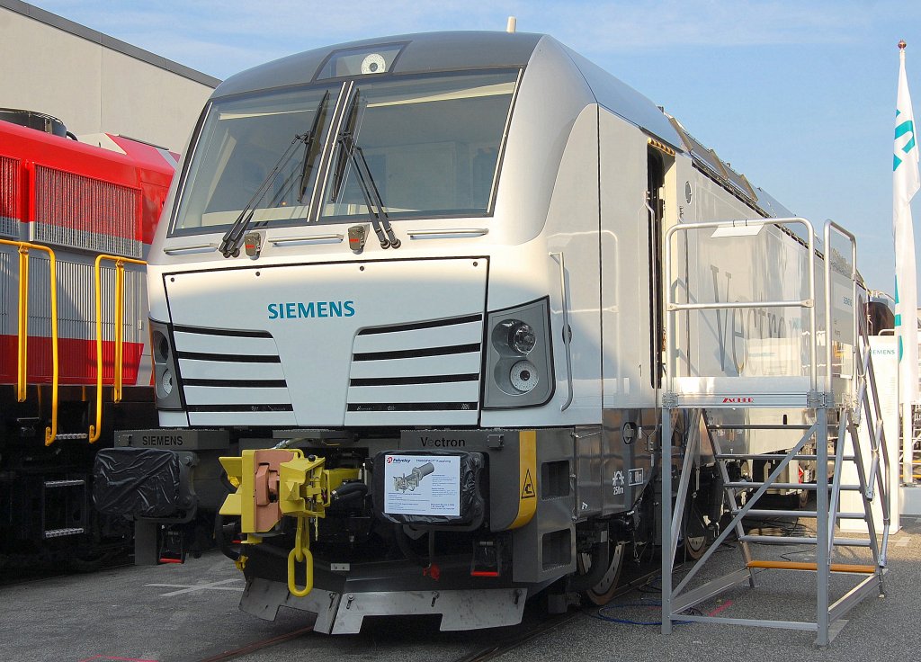Leider stand gerade die Flotte der neuen Siemens E-Lok Generation Vectron in beengter Position gleich im Eingangsbereich des Messefreigelndes, nicht gerade ideal fr die Photojger, InnoTrans 2010 am 24.09.10 