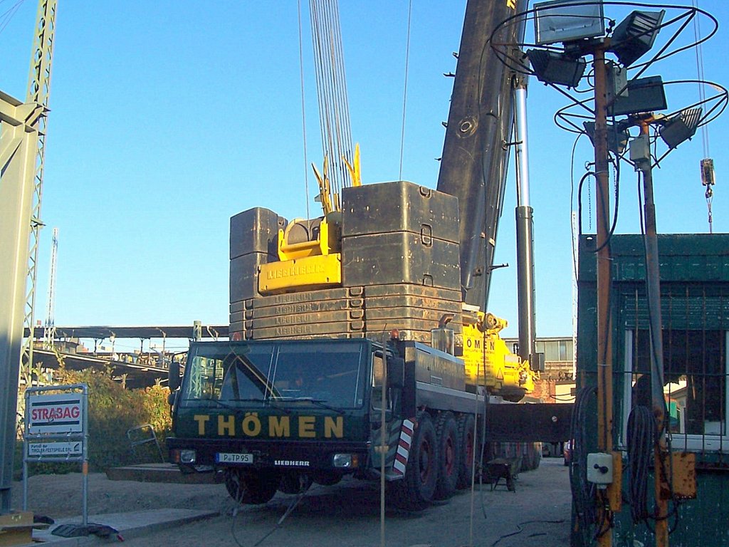 LIEBHERR LTM 1500 der Fa. THMEN mit den gewaltigen Balastgewichten im Jahr 2008 auf der Grobaustelle Berlin-Ostkreuz.