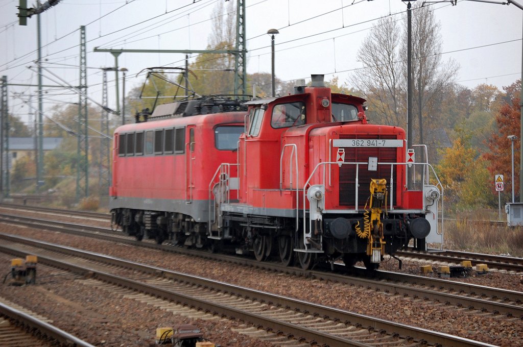 Lokzug mit 362 941-7 am Haken von 140 353-4 am 25.10.11 Durchfahrt im Bhf. Flughafen Berlin-Schnefeld.