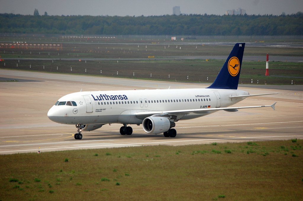 Lufthansa Airbus A320-211  Kaufbeuren  (D-AIPR) am 09.05.10 Flughafen Berlin-Tegel.