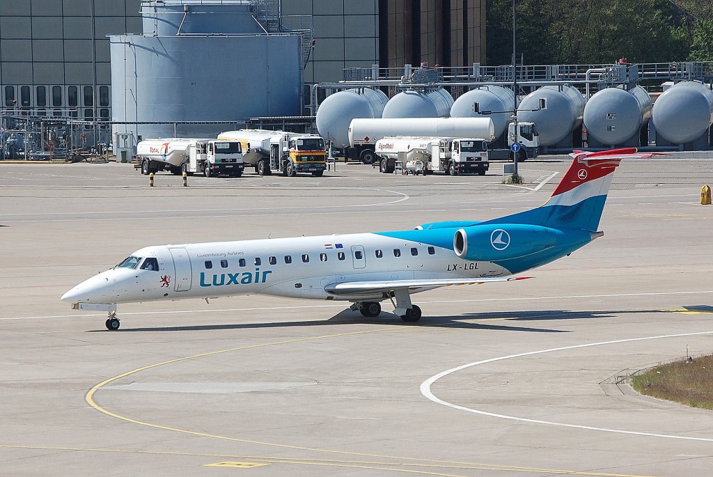 Luxair Embraer ERJ-135LR (LX-LGL) auf dem Weg zur Parkposition Flughafen Berlin-Tegel, 06.05.11