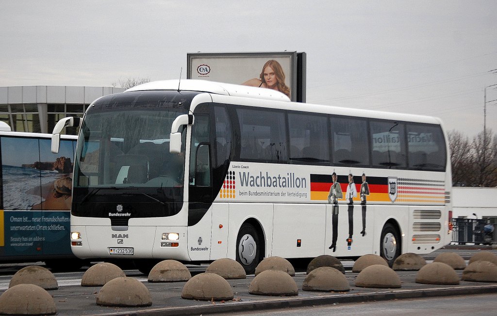 MAN Lion´s Coach Reisebus vom Wachbataillion (Bundeswehr) beim Bundesministerium der Verteidigung, 27.11.12 Berlin Beusselbrcke.