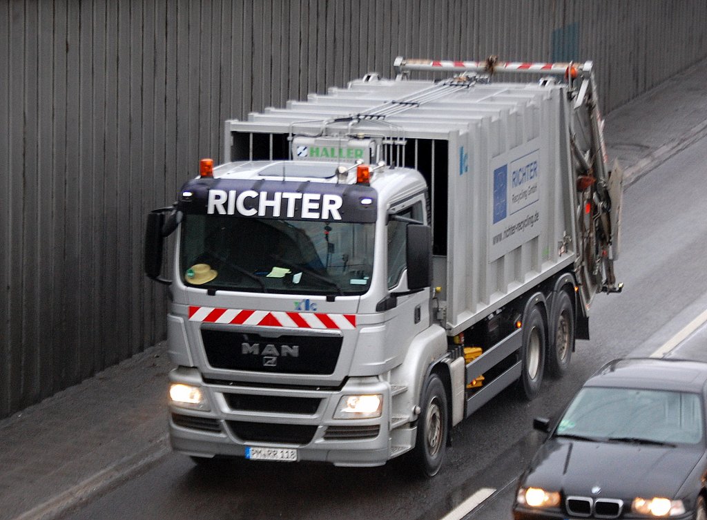MAN Mllentsorgungsfahrzeug der Fa. RICHTER Recycling GmbH mit HALLER Mllpresse, 25.01.11 Berliner Stadtautobahn Hhe Knobelsdorffbrcke.