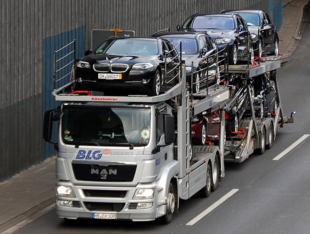 MAN PKW-Transporter der Sped BLG Logistics mit BMW Limousinen, 10.01.12 Berliner Stadtautobahn Hhe Kaiserdamm.