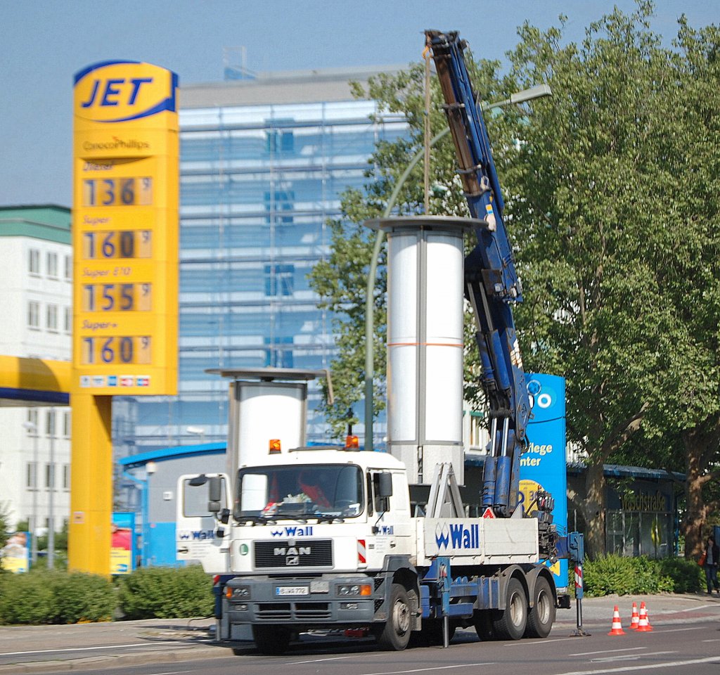 MAN Pritschenaufbau-LKW mit Hydraulikgreifarm der Fa. Wall beim Aufstellen einer neuen Litfasule, 19.05.11 Berlin-Pankow.